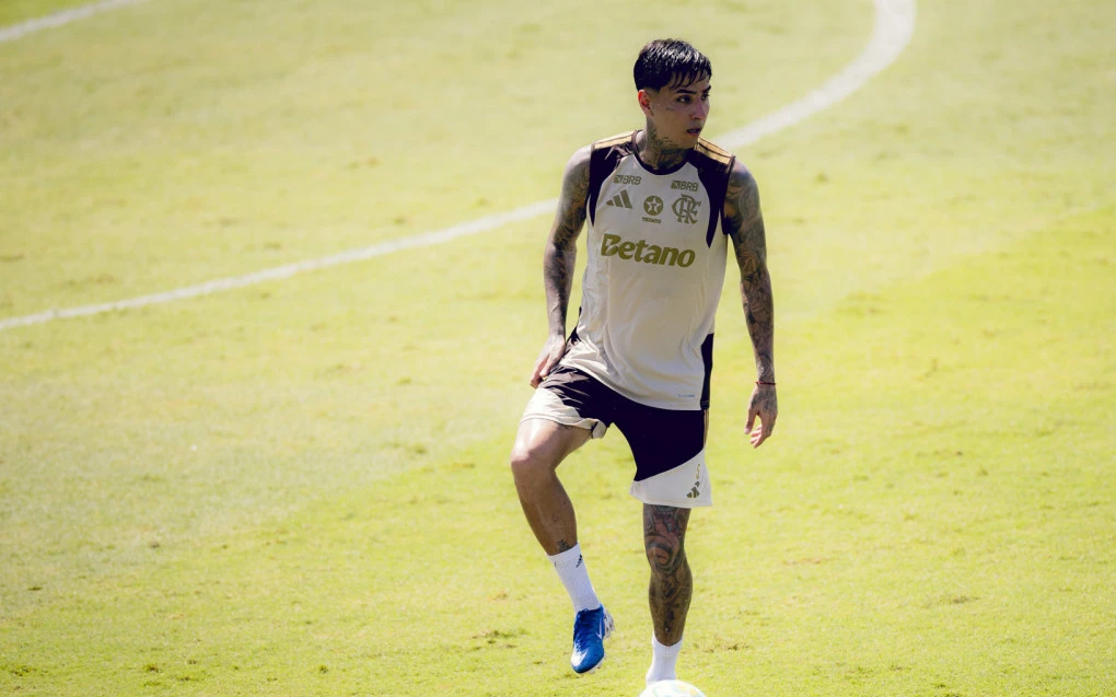 Pulgar em treino com a camisa do Flamengo no gramado