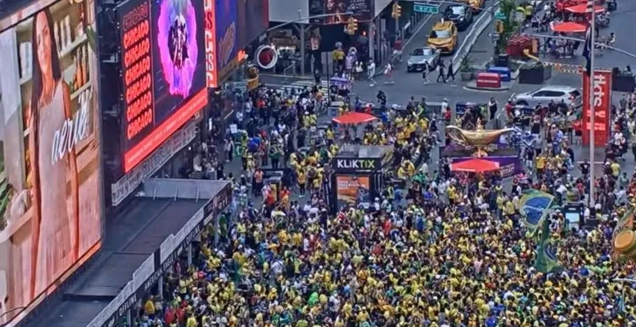 Torcida brasileira vestindo a camisa amarela nas arquibancadas de um estádio