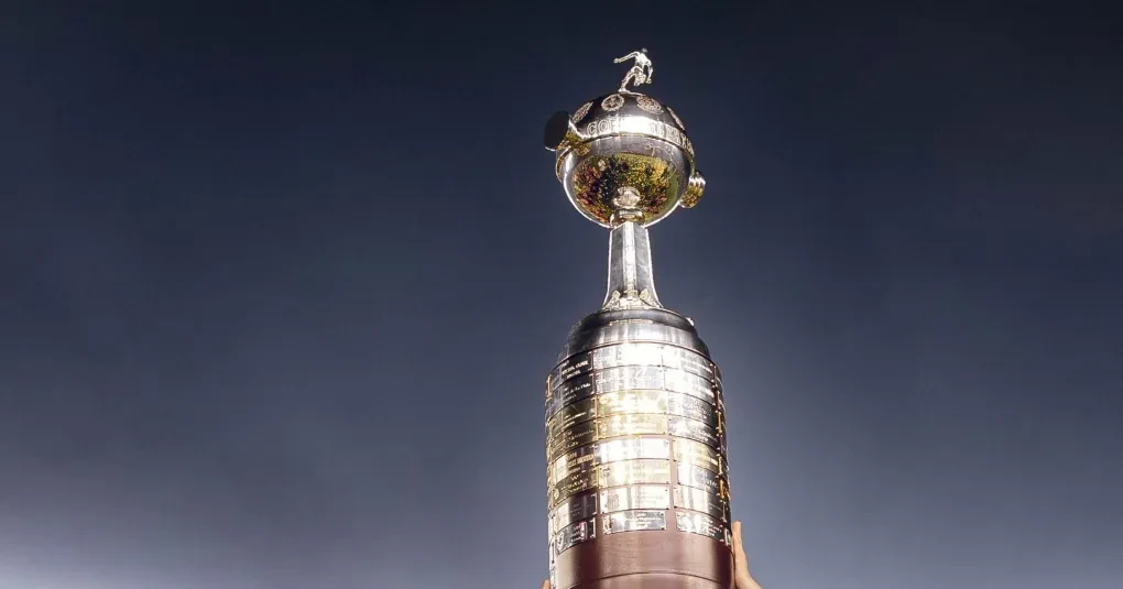 Torcida e iluminação no Maracanã antes de jogo da Copa Libertadores