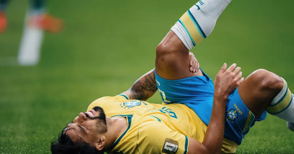 Lucas Paquetá em campo vestindo a camisa da Seleção Brasileira, em jogada ofensiva