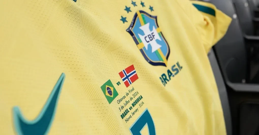 Gabriel Martinelli comemorando um gol com a camisa da seleção brasileira