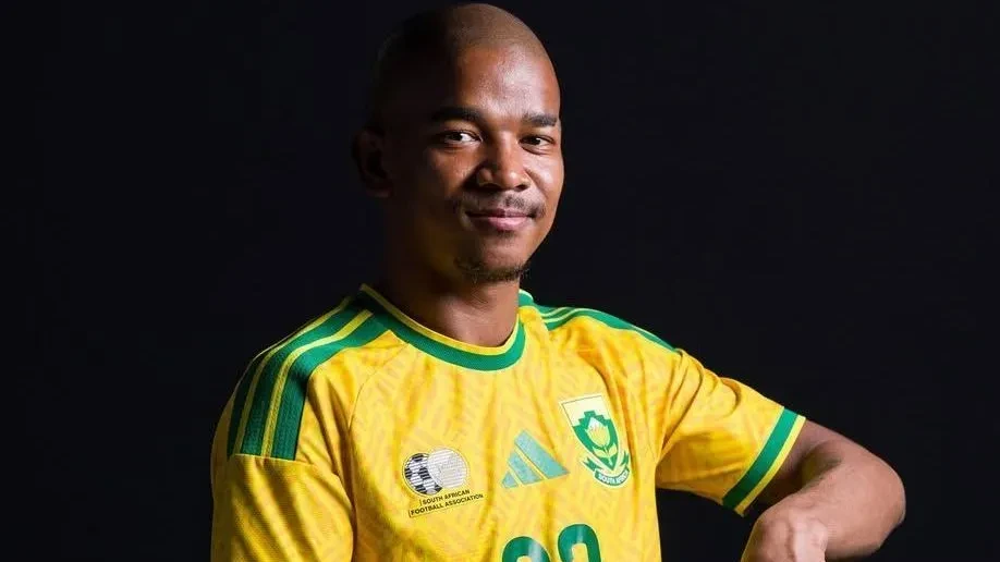 Jayden Adams em ação com a camisa do Mamelodi Sundowns durante partida