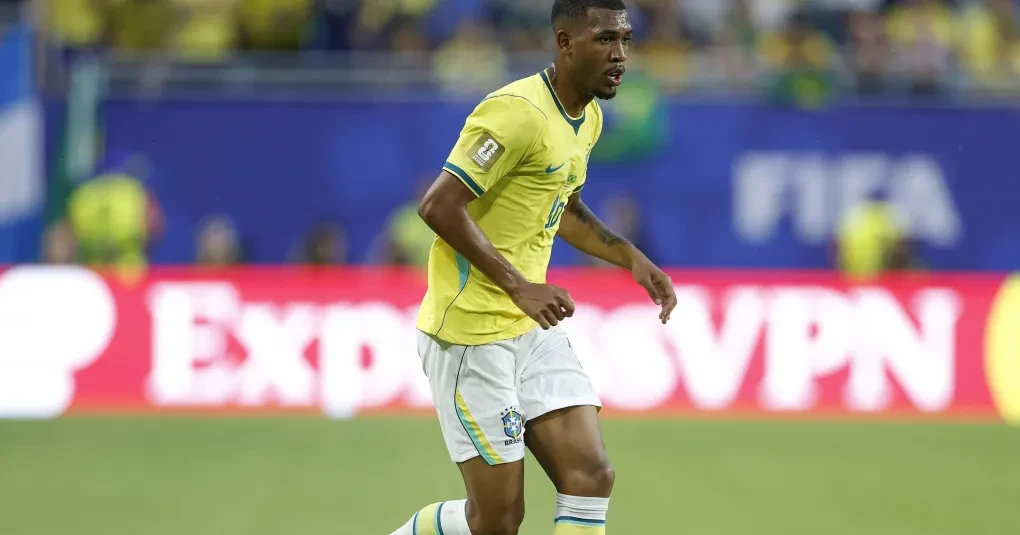 Rayan, atacante do Bournemouth, com a camisa da seleção brasileira após jogo, expressão pensativa