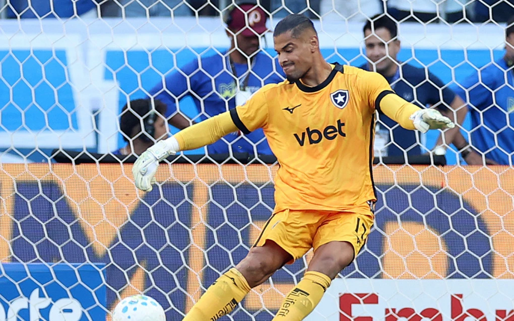 Goleiro Warleson fazendo defesa pelo Botafogo
