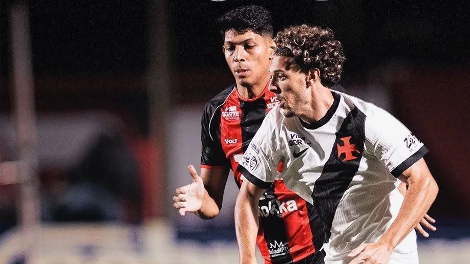 Renato Kayzer comemorando o gol no Barradão contra o Vasco