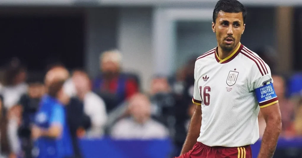 Rodri comemorando em campo com a camisa da seleção espanhola