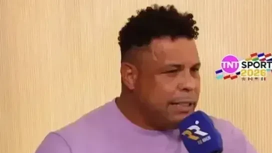 Ronaldo Nazário em entrevista após a Copa, falando ao microfone