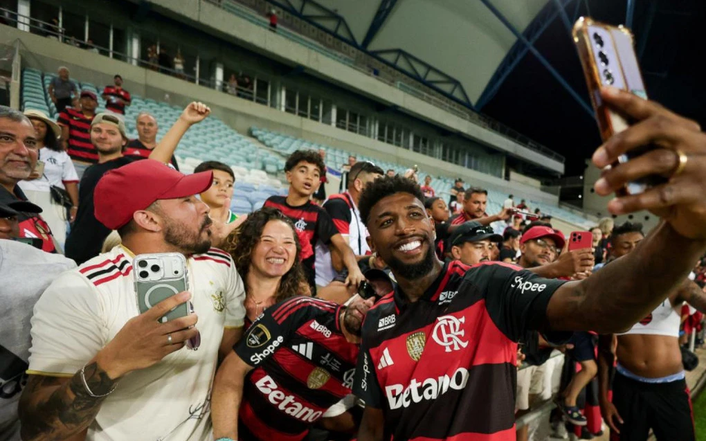 Emerson Royal admite proposta e não confirma permanência no Flamengo