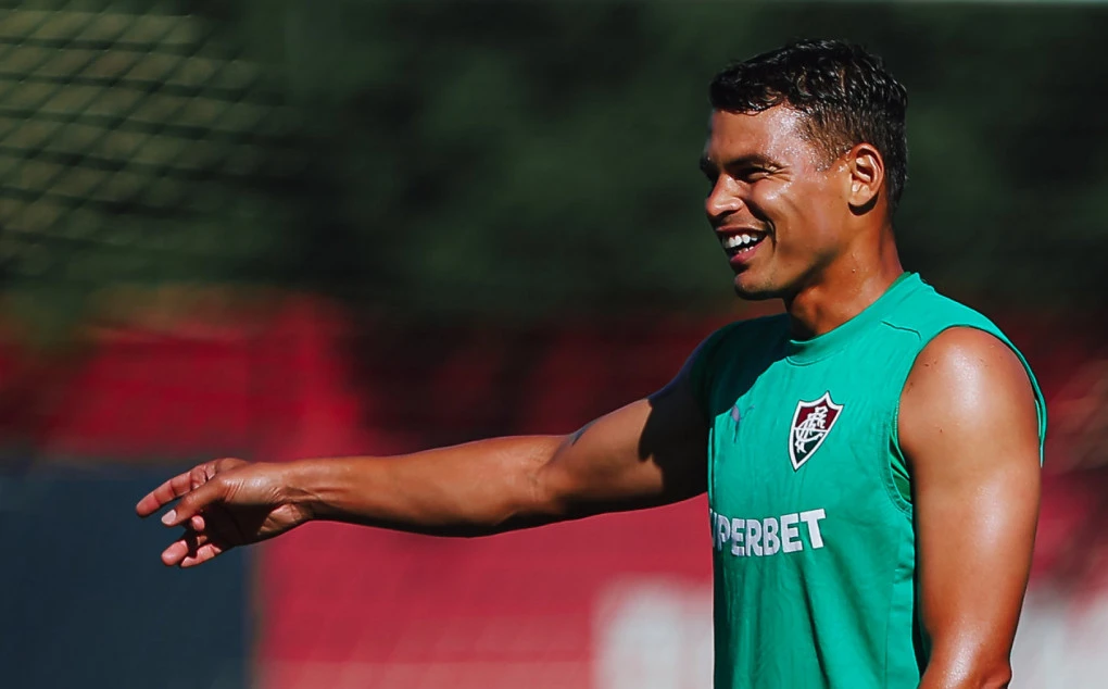 Thiago Silva treinando com o elenco do Fluminense em campo