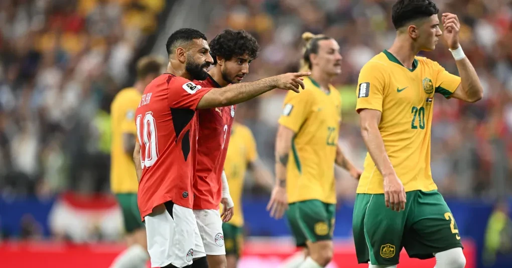 Mohamed Salah comemorando com a camisa da seleção do Egito após converter pênalti