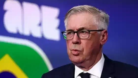 Carlo Ancelotti durante partida, com expressão concentrada