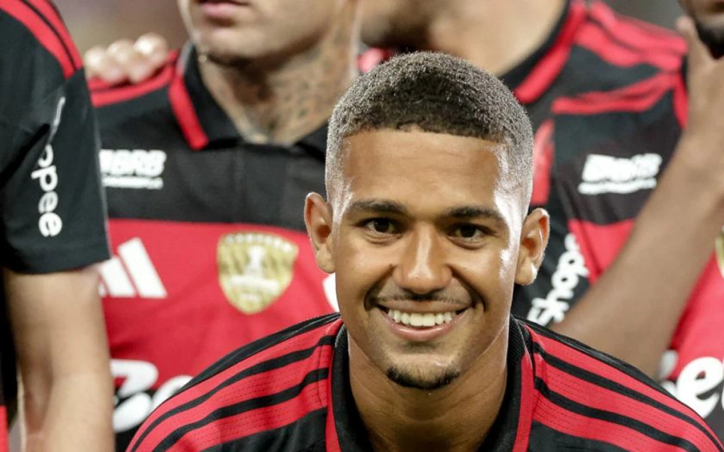 Samuel Lino comemorando no treino do Flamengo com uniforme de treino