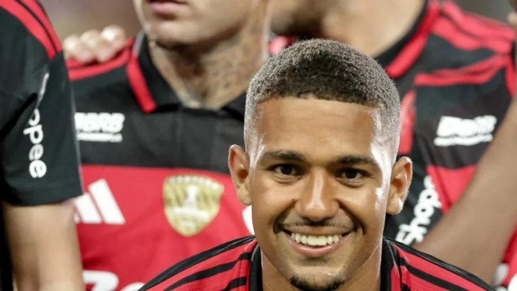 Samuel Lino nega que Prestianni tenha sido alvo de jogadores do Flamengo