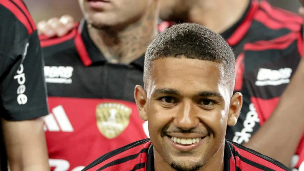Samuel Lino comemorando durante a partida pelo Flamengo contra o Benfica