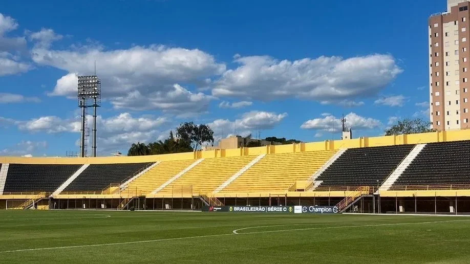 Jogadores e comissão técnica do São Bernardo no gramado do Estádio 1º de Maio antes da partida