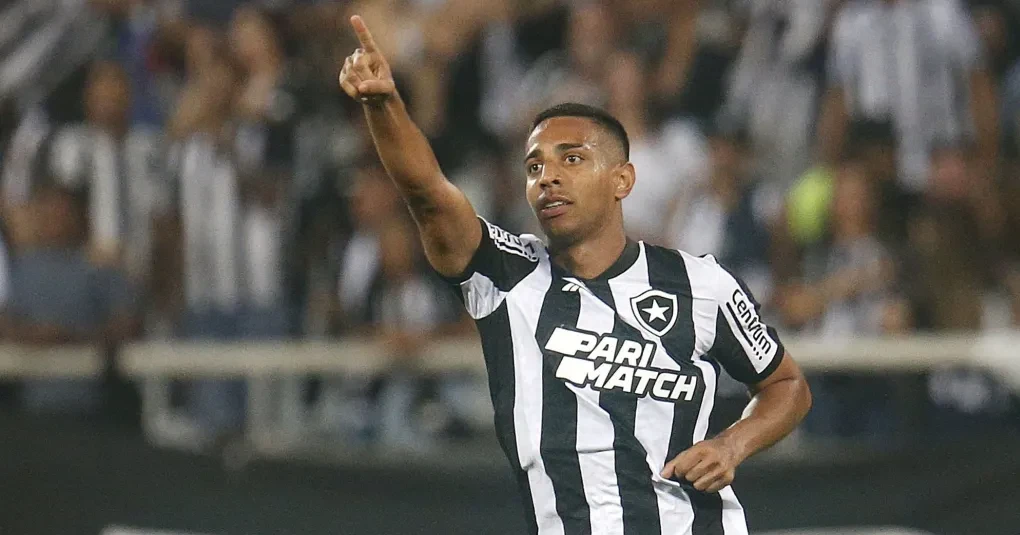 Victor Sá em ação com a camisa do Botafogo durante jogo