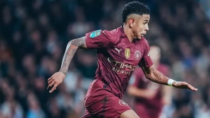 Savinho em ação com a camisa do Manchester City durante partida