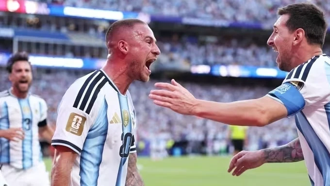 Lionel Scaloni gesticulando durante entrevista coletiva, expressão concentrada
