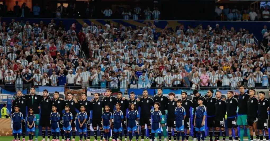 Torcedores argentinos em Miami com bandeiras e camisas da seleção durante banderazo