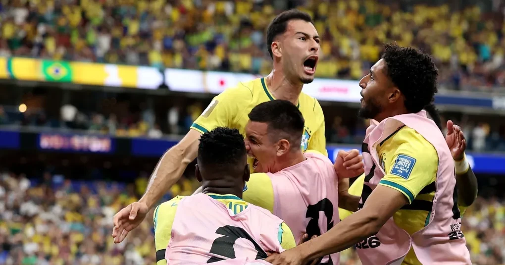Gabriel Martinelli treinando com a Seleção Brasileira, com colete de treino