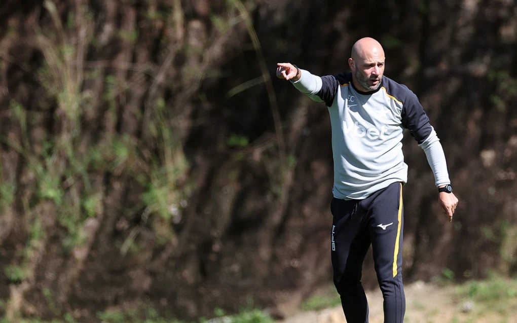 Franclim Carvalho comandando treino do Botafogo no campo