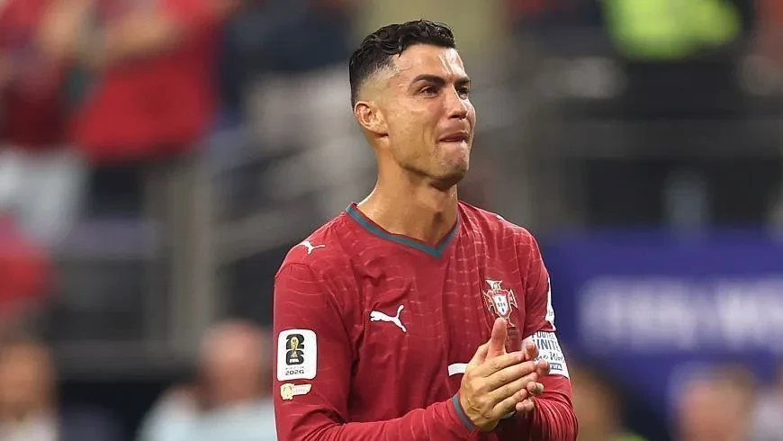 Cristiano Ronaldo em campo vestindo o uniforme do Al-Nassr, celebrando um lance