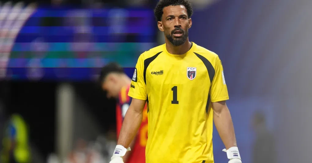 Vozinha defendendo bola durante jogo pela seleção de Cabo Verde