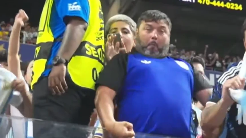 Speed com camisa do Egito no estádio, mostrando indignação após ofensa nas arquibancadas