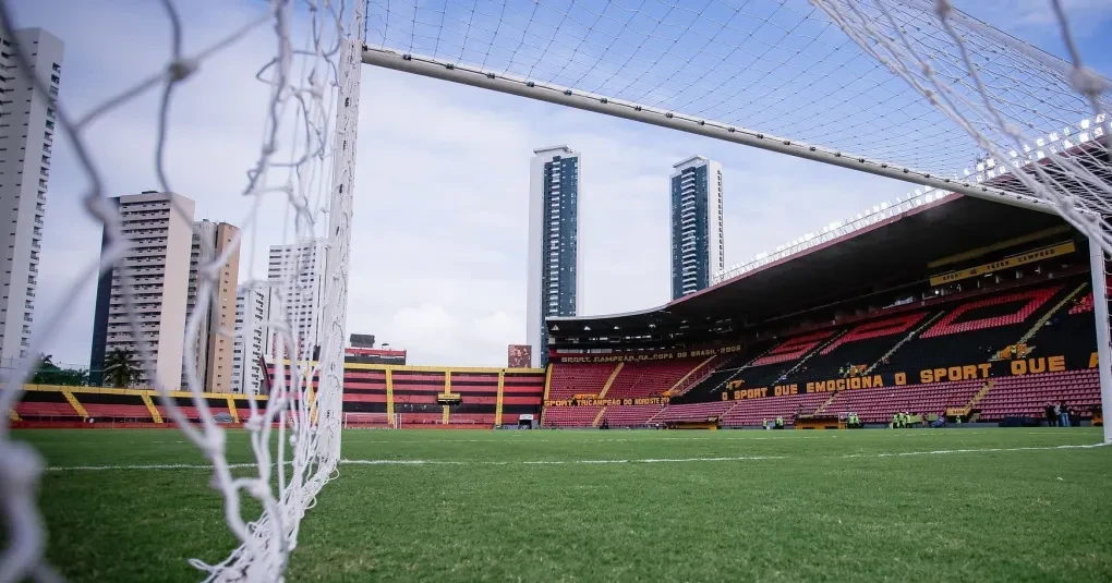 Torcida e arquibancada da Ilha do Retiro em noite de jogo