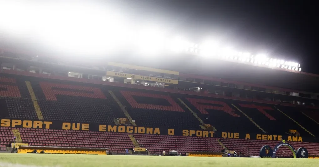 Torcida e jogadores na entrada do gramado da Ilha do Retiro em noite de jogo