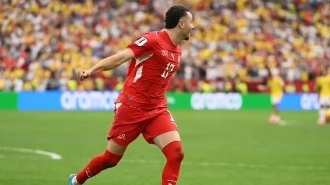 Gregor Kobel defendendo pênalti na disputa entre Suíça e Colômbia em Vancouver