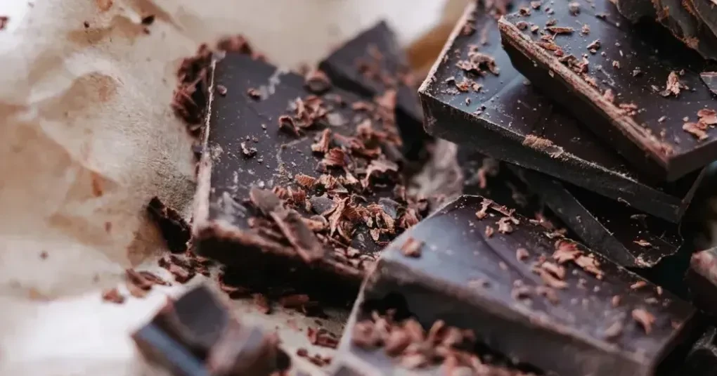 Fachada de sorveteria com anúncio de suspensão do sabor chocolate suíço
