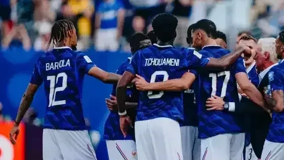Aurélien Tchouaméni com a camisa do Real Madrid comemorando em campo