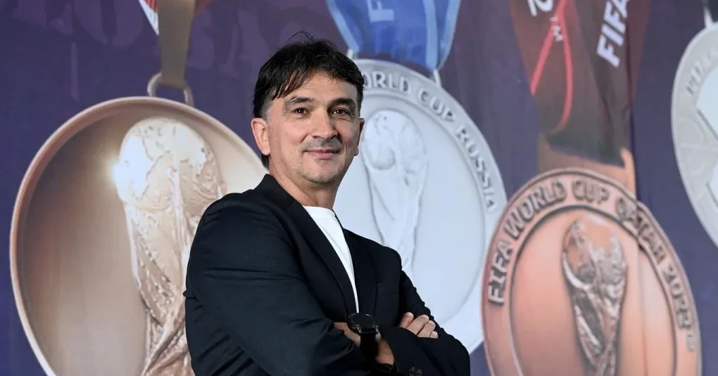 Zlatko Dalic gesticulando no banco de reservas durante partida