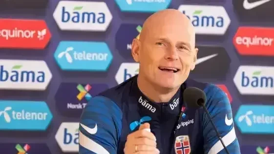 Stale Solbakken dando entrevista após a classificação da Noruega