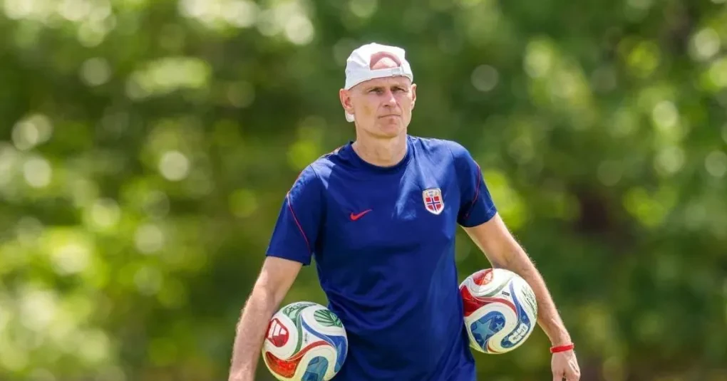 Ståle Solbakken falando à imprensa após a vitória da Noruega sobre o Brasil