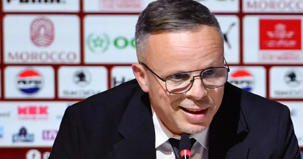 Mohamed Ouahbi no banco de reservas em ação durante partida