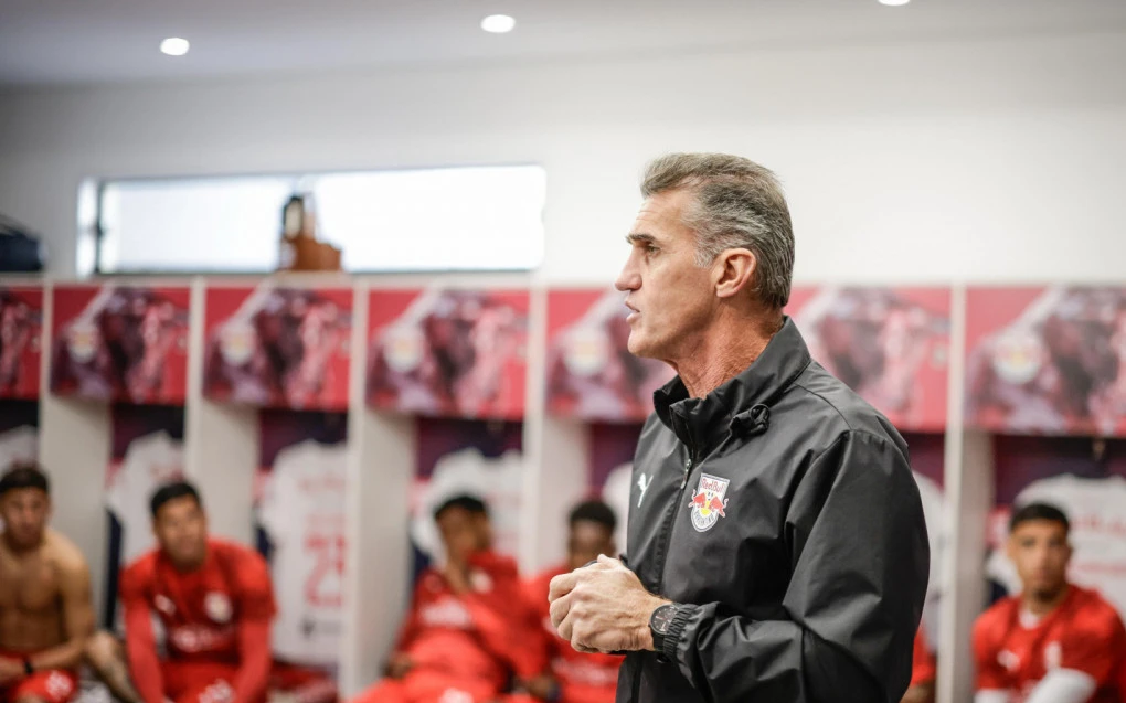Vagner Mancini durante orientação no banco de reservas do RB Bragantino