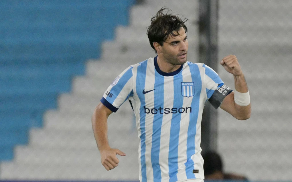 Santiago Sosa em ação vestindo a camisa do Racing no estádio