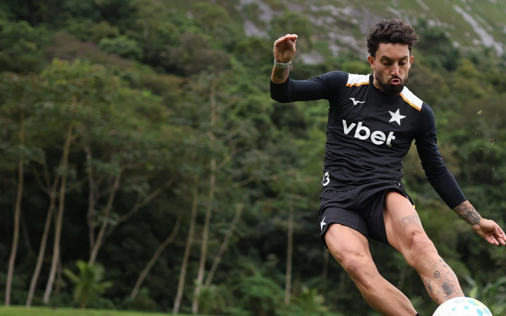 Alex Telles durante treino no Estádio Nilton Santos, vestindo uniforme do Botafogo