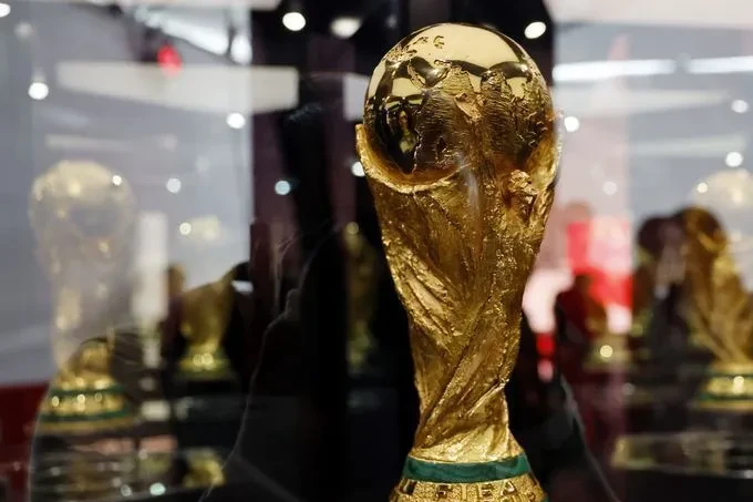 MetLife Stadium em dia de final da Copa do Mundo, com iluminação e preparação para a partida