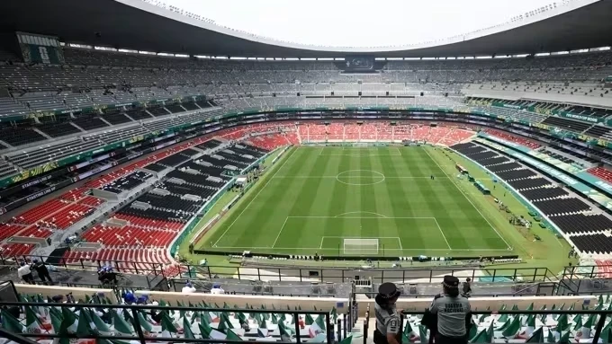 Vista do Estádio Azteca sob chuva intensa antes da partida