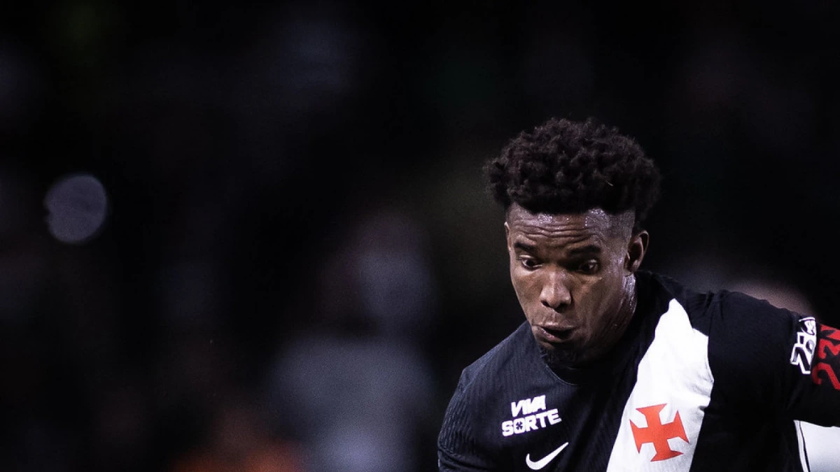 Thiago Mendes em ação com a camisa do Vasco em lance de jogo