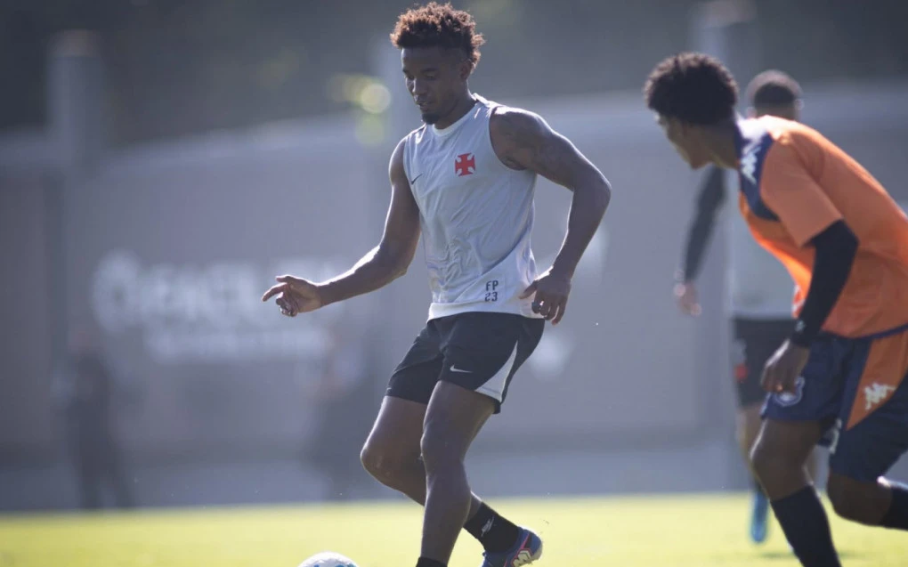 Thiago Mendes participa de jogo-treino e novo treinador do Vasco é apresentado