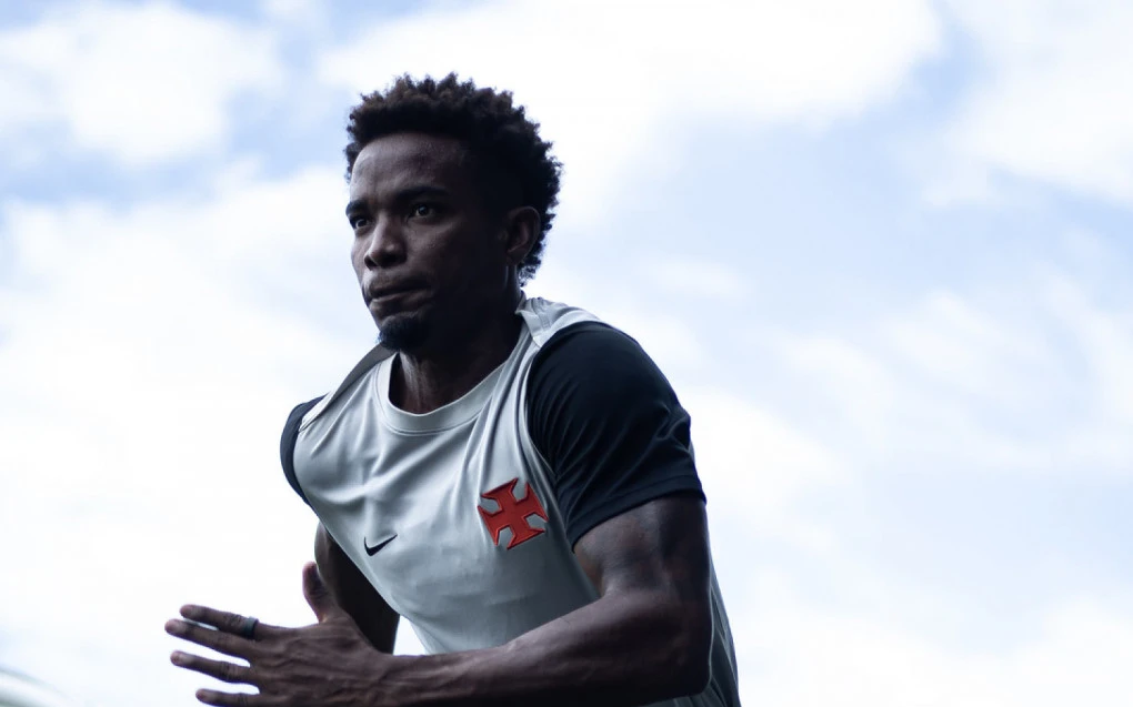 Thiago Mendes em treino com a camisa do Vasco, concentrado durante exercício