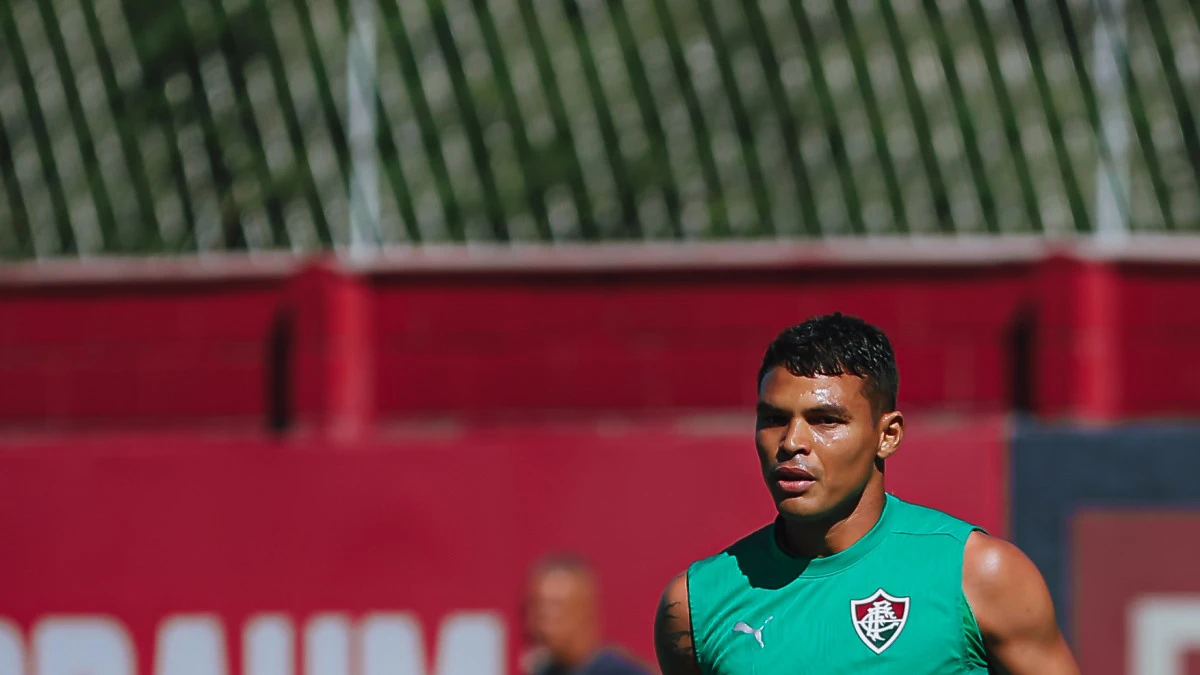Thiago Silva em treino vestindo o uniforme do Fluminense no campo