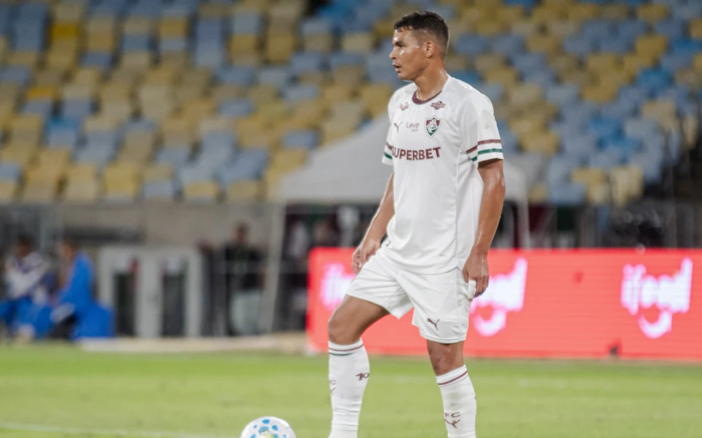 Thiago Silva disputando lance pelo Fluminense no Maracanã