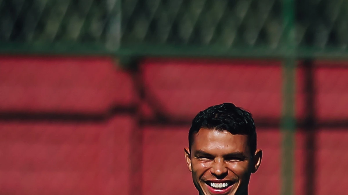 Thiago Silva em treino do Fluminense segurando bola no gramado