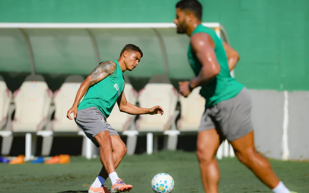 Thiago Silva durante treino no centro de treinamentos do Fluminense, correndo com bola