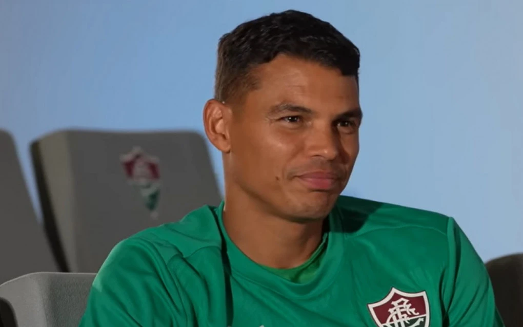 Thiago Silva durante entrevista ao canal oficial do Fluminense, sentado e falando ao microfone